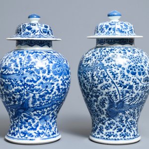 Een paar Chinese blauwwitte dekselvazen met feniksen, Kangxi — foto 2