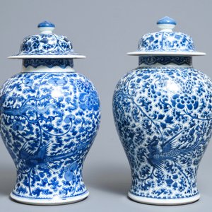 Een paar Chinese blauwwitte dekselvazen met feniksen, Kangxi — foto 4