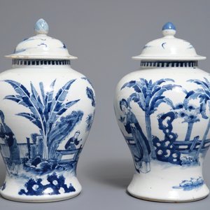 Een paar Chinese blauwwitte dekselvazen met figuren, Kangxi merk, 19e eeuw — foto 3