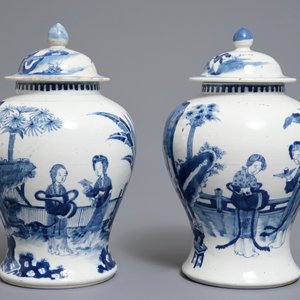 Een paar Chinese blauwwitte dekselvazen met figuren, Kangxi merk, 19e eeuw — foto 4