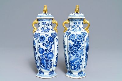 Een paar Chinese blauwwitte dekselvazen met floraal decor, Kangxi