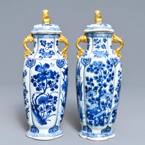Een paar Chinese blauwwitte dekselvazen met floraal decor, Kangxi — foto 3