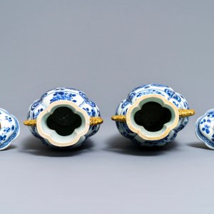 Een paar Chinese blauwwitte dekselvazen met floraal decor, Kangxi — foto 5