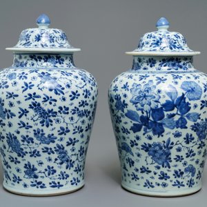 Een paar Chinese blauwwitte dekselvazen met floraal decor, Kangxi — foto 4