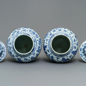 Een paar Chinese blauwwitte dekselvazen met floraal decor, Kangxi — foto 5