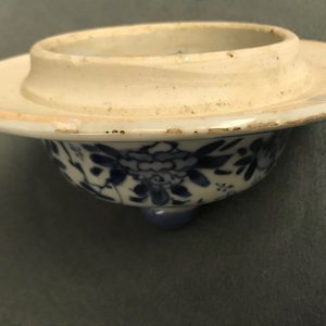 Een paar Chinese blauwwitte dekselvazen met floraal decor, Kangxi — foto 7