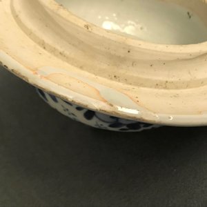 Een paar Chinese blauwwitte dekselvazen met floraal decor, Kangxi — foto 8