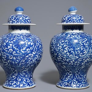 Een paar Chinese blauwwitte dekselvazen met lotusslingers, 19e eeuw — foto 4