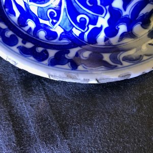Een paar Chinese blauwwitte dekselvazen met lotusslingers, 19e eeuw — foto 7