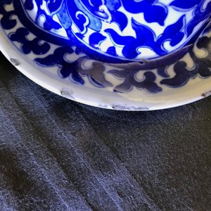 Een paar Chinese blauwwitte dekselvazen met lotusslingers, 19e eeuw — foto 8