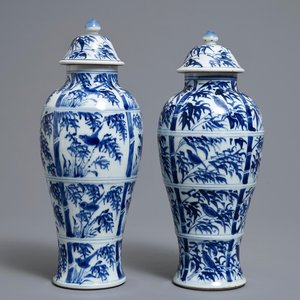 Een paar Chinese blauwwitte dekselvazen met vogels op bamboe, Kangxi — foto 1