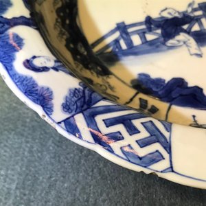 Een paar Chinese blauwwitte diepe borden met Lange Lijs en zotje, Kangxi — foto 16