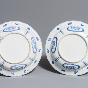 Een paar Chinese blauwwitte diepe borden met Lange Lijs en zotje, Kangxi — foto 2