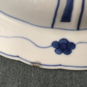Een paar Chinese blauwwitte diepe borden met Lange Lijs en zotje, Kangxi — foto 8