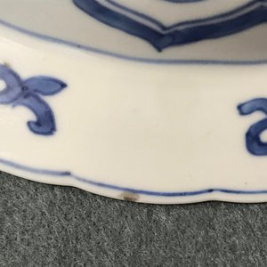 Een paar Chinese blauwwitte diepe borden met Lange Lijs en zotje, Kangxi — foto 9