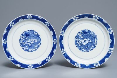 Een paar Chinese blauwwitte drakenborden, Kangxi merk en periode