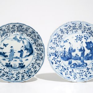 Een paar Chinese blauwwitte drakenkommen en een paar borden met Lange Lijzen, Kangxi — foto 2