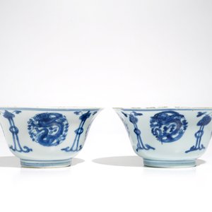Een paar Chinese blauwwitte drakenkommen en een paar borden met Lange Lijzen, Kangxi — foto 5