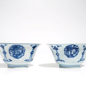 Een paar Chinese blauwwitte drakenkommen en een paar borden met Lange Lijzen, Kangxi — foto 6