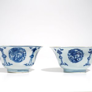 Een paar Chinese blauwwitte drakenkommen en een paar borden met Lange Lijzen, Kangxi — foto 7