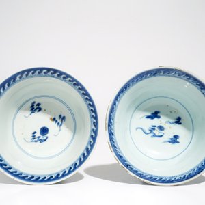 Een paar Chinese blauwwitte drakenkommen en een paar borden met Lange Lijzen, Kangxi — foto 8