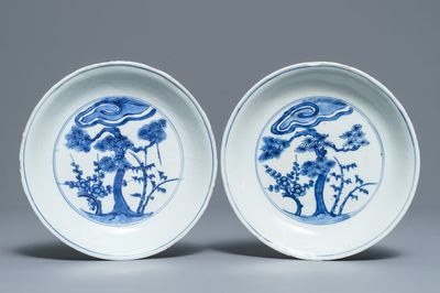 Een paar Chinese blauwwitte 'Drie vrienden van de winter' borden, Chenghua merk, Wanli