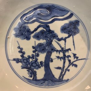 Een paar Chinese blauwwitte 'Drie vrienden van de winter' borden, Chenghua merk, Wanli — foto 3