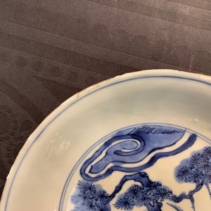Een paar Chinese blauwwitte 'Drie vrienden van de winter' borden, Chenghua merk, Wanli — foto 6