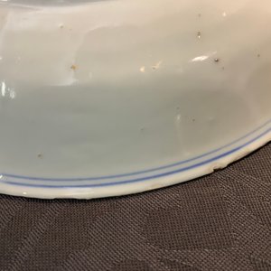 Een paar Chinese blauwwitte 'Drie vrienden van de winter' borden, Chenghua merk, Wanli — foto 7
