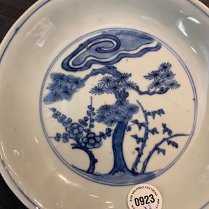 Een paar Chinese blauwwitte 'Drie vrienden van de winter' borden, Chenghua merk, Wanli — foto 9