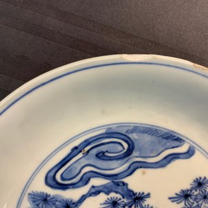 Een paar Chinese blauwwitte 'Drie vrienden van de winter' borden, Chenghua merk, Wanli — foto 10