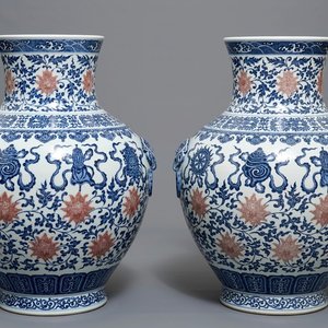 Een paar Chinese blauwwitte en ijzerrode hu vazen met taoïstische symbolen, Qianlong merk, 20e eeuw — foto 1