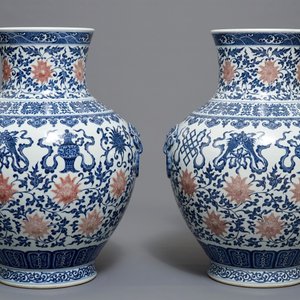 Een paar Chinese blauwwitte en ijzerrode hu vazen met taoïstische symbolen, Qianlong merk, 20e eeuw — foto 3