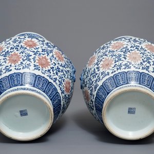 Een paar Chinese blauwwitte en ijzerrode hu vazen met taoïstische symbolen, Qianlong merk, 20e eeuw — foto 6