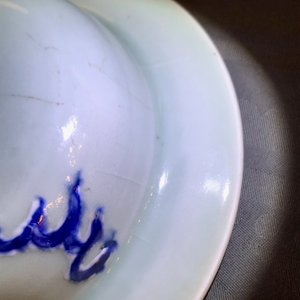 Een paar Chinese blauwwitte en onderglazuur rode celadon dekselvazen, 19/20e eeuw — foto 11