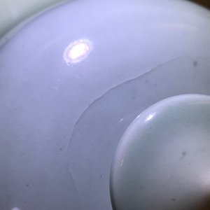 Een paar Chinese blauwwitte en onderglazuur rode celadon dekselvazen, 19/20e eeuw — foto 13