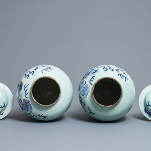 Een paar Chinese blauwwitte en onderglazuur rode celadon dekselvazen, 19/20e eeuw — foto 5