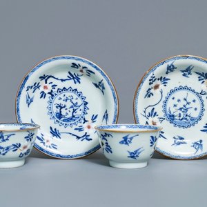 Een paar Chinese blauwwitte en onderglazuur rode koppen en schotels met vogels en bloemen, Kangxi — foto 1