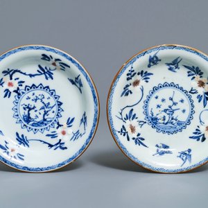 Een paar Chinese blauwwitte en onderglazuur rode koppen en schotels met vogels en bloemen, Kangxi — foto 2