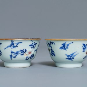 Een paar Chinese blauwwitte en onderglazuur rode koppen en schotels met vogels en bloemen, Kangxi — foto 4