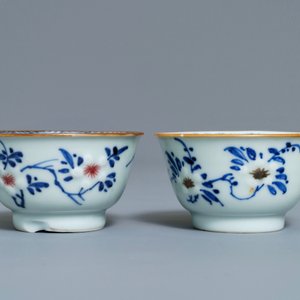 Een paar Chinese blauwwitte en onderglazuur rode koppen en schotels met vogels en bloemen, Kangxi — foto 5