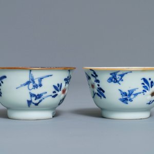 Een paar Chinese blauwwitte en onderglazuur rode koppen en schotels met vogels en bloemen, Kangxi — foto 6