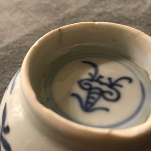 Een paar Chinese blauwwitte en onderglazuur rode koppen en schotels met vogels en bloemen, Kangxi — foto 17
