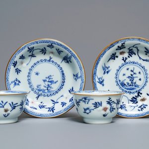 Een paar Chinese blauwwitte en onderglazuur rode koppen en schotels met vogels en bloemen, Kangxi — foto 1