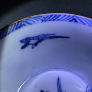 Een paar Chinese blauwwitte en onderglazuur rode koppen en schotels met vogels en bloemen, Kangxi — foto 12