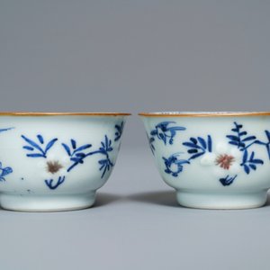 Een paar Chinese blauwwitte en onderglazuur rode koppen en schotels met vogels en bloemen, Kangxi — foto 6