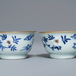 Een paar Chinese blauwwitte en onderglazuur rode koppen en schotels met vogels en bloemen, Kangxi — foto 7