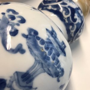 Een paar Chinese blauwwitte en zeemleer kalebasvazen, Kangxi — foto 13