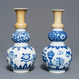 Een paar Chinese blauwwitte en zeemleer kalebasvazen, Kangxi — foto 5