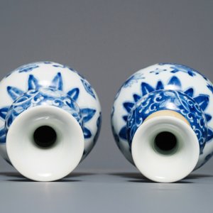 Een paar Chinese blauwwitte en zeemleer kalebasvazen, Kangxi — foto 7